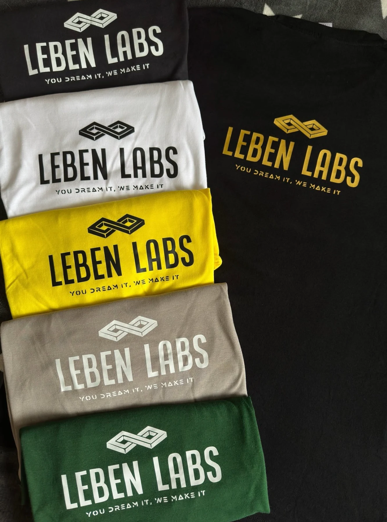 Logotip LEBEN LABS na tekstilu